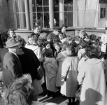 856307 Afbeelding van de aankomst van de als verkeersbrigadiers uitgedoste schoolkinderen uit Meppel op het ...
